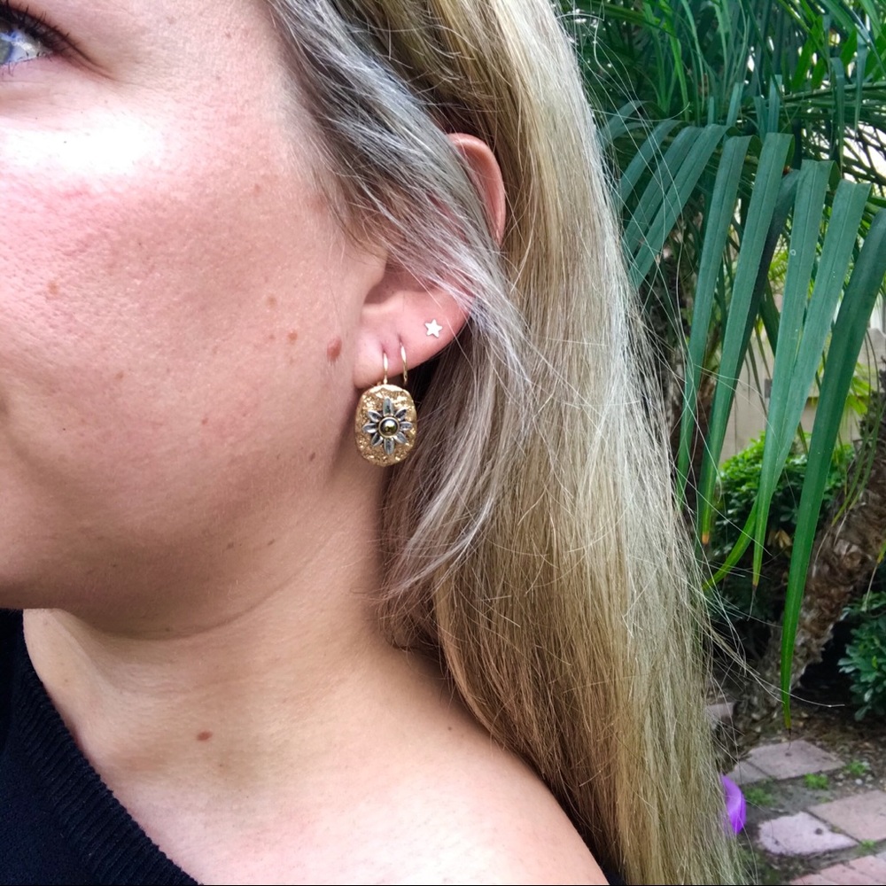 HP✨14k Gold✨ Hammered Hematite Flower Drop Earring - Picture 6 of 6